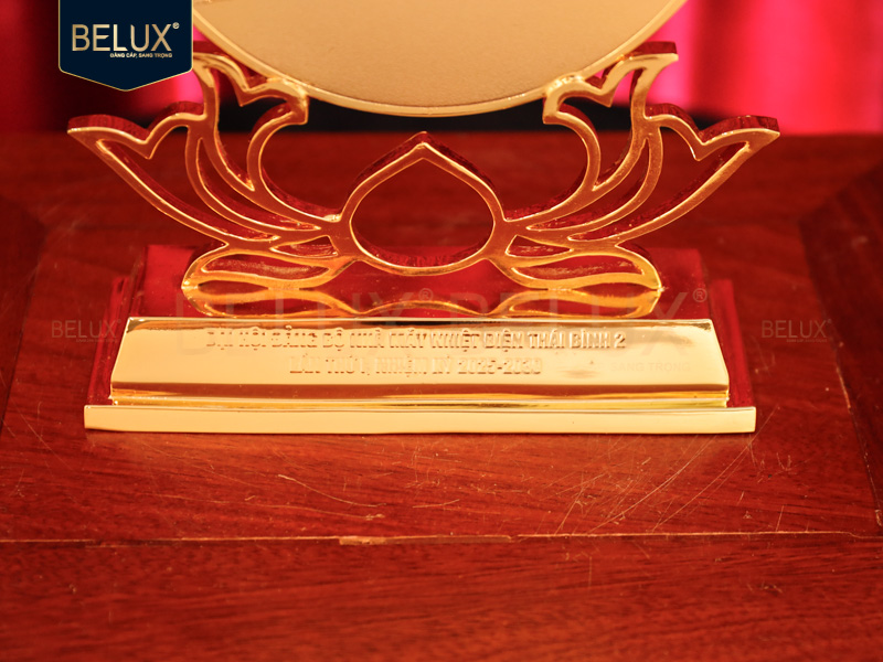 Lô Biểu trưng đế sen PETROVIETNAM cao 32cm bằng đồng mạ vàng 24k thiết kế theo yêu cầu